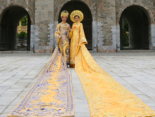 Cặp áo dài kỷ lục được mặc bởi hoa hậu Diễm Hương và nam người mẫu Việt Anh.